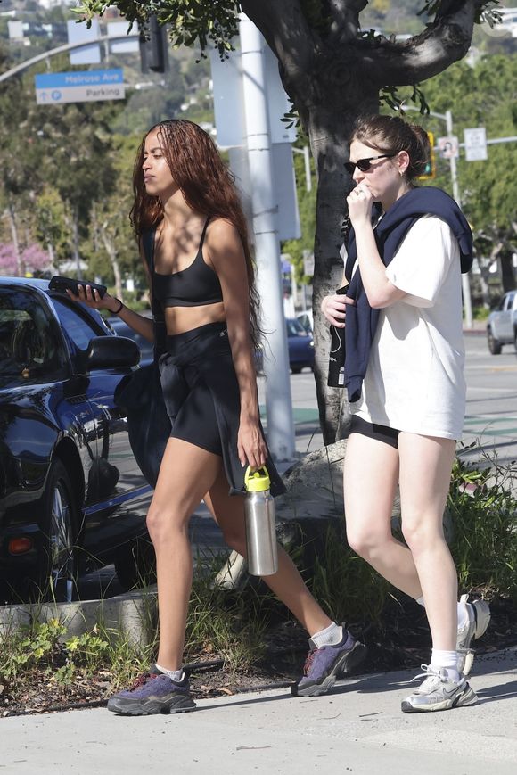Soulever de la fonte ou s'étirer avec grâce ? 

EXCLUSIF Los Angeles, CA Malia Ann Obama a été aperçue se rendant à un cours de Pilates avec une amie à Los Angeles, CA.



Sur la photo : Malia Ann Obama