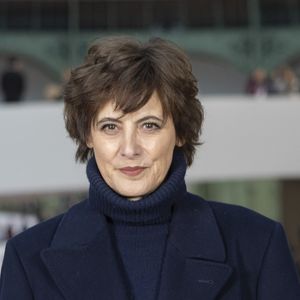 Inès de La Fressange au défilé Chanel au Grand Palais, "Collection Haute Couture Printemps/Eté 2025" lors de la Fashion Week de Paris (PFW), le 28 janvier 2025. 

Photo : Olivier Borde / Bestimage