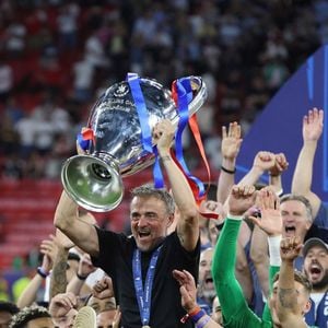 Le PSG vient de remporter sa deuxième Ligue des champions consécutive (back-to-back) en battant Arsenal en finale à Budapest.

Luis Enrique, manager du Paris Saint-Germain, brandit le trophée de la Ligue des champions de l'UEFA après avoir remporté la finale de la Ligue des champions de l'UEFA 2026 lors du match de la finale de la Ligue des champions de l'UEFA 2026 entre le Paris Saint Germain et Arsenal à la Puskas Arena, Budapest, Hongrie, le 30 mai. © SPP / PsnewZ / Bestimage