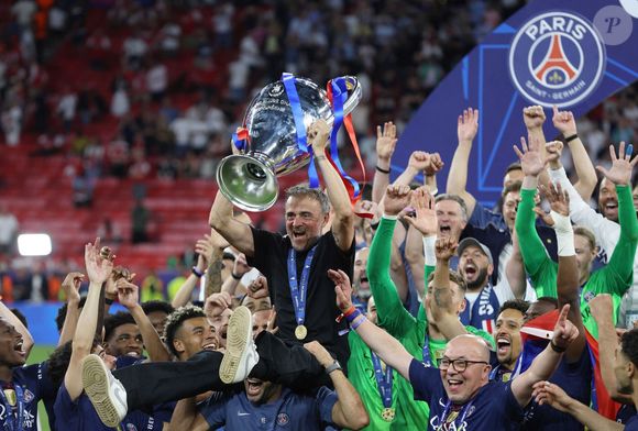 Le PSG vient de remporter sa deuxième Ligue des champions consécutive (back-to-back) en battant Arsenal en finale à Budapest.

Luis Enrique, manager du Paris Saint-Germain, brandit le trophée de la Ligue des champions de l'UEFA après avoir remporté la finale de la Ligue des champions de l'UEFA 2026 lors du match de la finale de la Ligue des champions de l'UEFA 2026 entre le Paris Saint Germain et Arsenal à la Puskas Arena, Budapest, Hongrie, le 30 mai. © SPP / PsnewZ / Bestimage
