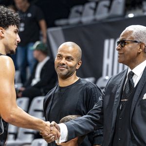 Tony Parker avec son fils Josh et son père Tony Parker Sr salue Adam Atamna - Basket-ball : Betclic Elite - Villeurbanne Vs Nancy (115-71) à l’Astroballe de Villeurbanne le 28 septembre 2025. © Sandrine Thesillat / PsNewZ/Bestimage