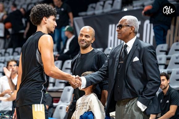 Tony Parker avec son fils Josh et son père Tony Parker Sr salue Adam Atamna - Basket-ball : Betclic Elite - Villeurbanne Vs Nancy (115-71) à l’Astroballe de Villeurbanne le 28 septembre 2025. © Sandrine Thesillat / PsNewZ/Bestimage