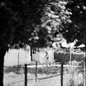 Yves Montand et Simone Signoret avaient pour habitude d'y passer beaucoup de temps.

Simone Signoret dans sa maison de Campagne d'Autheuil-Authouillet en Normandie en 1980. © LAURENT SOLA / BESTIMAGE