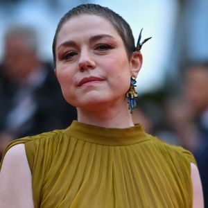 Le témoignage d’Émilie Dequenne sur la douloureuse épreuve qu'elle traverse a ému bon nombre de téléspectateurs dans l'émission "7 à 8", sur TF1.

Emilie Dequenne sur le tapis rouge de la cérémonie d'ouverture de la projection du film Le Deuxième Acte lors de la 77e édition du Festival de Cannes au Palais des Festivals à Cannes.