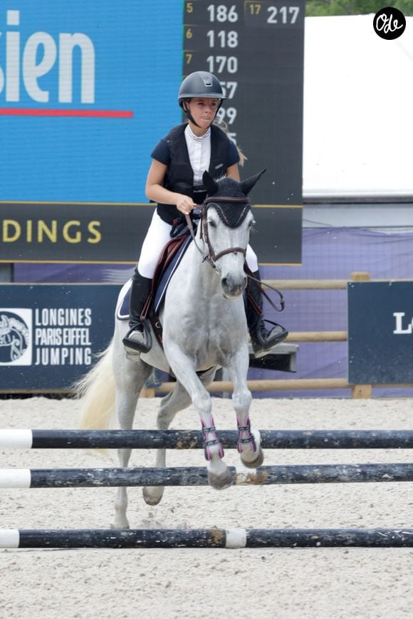 Giulia Sarkozy en détente du Prix Décathlon lors de la 12ème édition Longines Paris Eiffel Jumping au pied de la Tour Eiffel sur le Champ-de-Mars à Paris, France le 20 juin 2026. Crédit Tiphaine Lebely/Bestimage