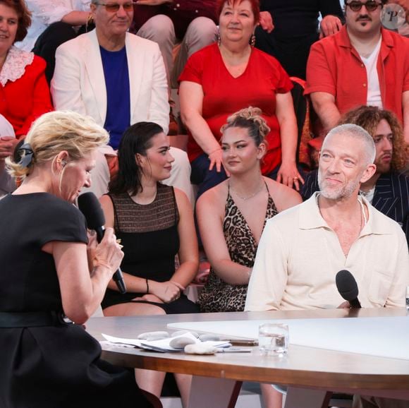 Depuis 2017, l'animatrice pilote "C à Vous", son émission fétiche ! A rappeler qu'il y a quelques semaines, nos confrères de "L’Informé"ont assuré qu'il y avait des tensions en coulisses en plus de faire état d’une "atmosphère vraiment désagréable". 

Exclusif - Anne-Elisabeth Lemoine, Vincent Cassel, David Cronenberg - Plateau de l'émission "C à vous" lors du 77ème Festival International du Film de Cannes le 21 mai 2024. © Jack Tribeca/Bestimage.