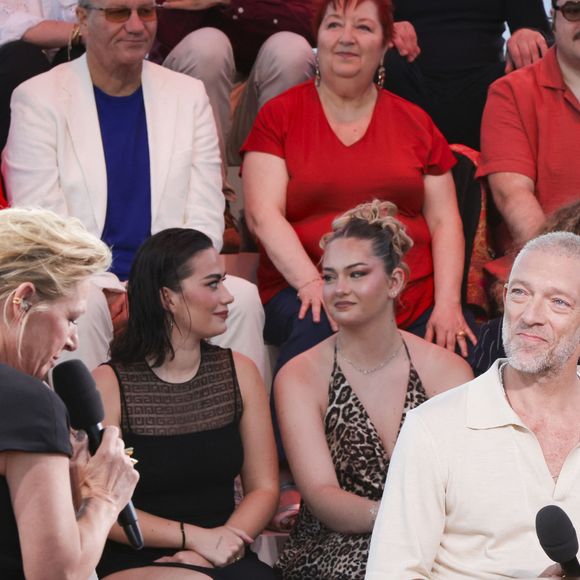 Depuis 2017, l'animatrice pilote "C à Vous", son émission fétiche ! A rappeler qu'il y a quelques semaines, nos confrères de "L’Informé"ont assuré qu'il y avait des tensions en coulisses en plus de faire état d’une "atmosphère vraiment désagréable". 

Exclusif - Anne-Elisabeth Lemoine, Vincent Cassel, David Cronenberg - Plateau de l'émission "C à vous" lors du 77ème Festival International du Film de Cannes le 21 mai 2024. © Jack Tribeca/Bestimage.