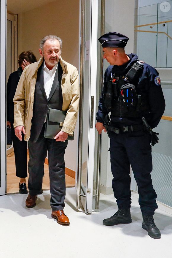 Guillaume Sarkozy et sa femme Sylvie Vever à la sortie du dernier jour du procès pour des accusations de financement illégal de la campagne présidentielle victorieuse de 2007, décision le 25 septembre pour Nicolas Sarkozy et ses coprévenus, au tribunal de Paris, France, le 8 avril 2025. © Christophe Clovis/Bestimage