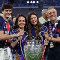Luis Enrique fête le sacre historique du PSG avec sa femme Elena et leurs enfants, l'esprit de sa fille Xana a plané durant toute la soirée