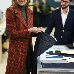 Elle a assorti la pièce signée Melin Tregwynt d’un col roulé en cachemire et d’un pantalon droit de la marque de Victoria Beckham dans les mêmes tons verts.

©Alpha Press 03/02/2026
Kate Princesse de Galles Catherine Katherine Duchesse de Cambridge Middleton avec le chien Barney
Visite de la société Hiut Denim Jeans à Cardigan, Pays de Galles