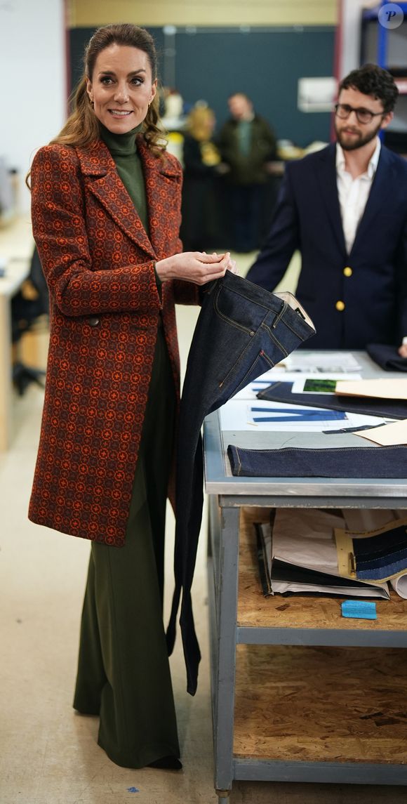 Elle a assorti la pièce signée Melin Tregwynt d’un col roulé en cachemire et d’un pantalon droit de la marque de Victoria Beckham dans les mêmes tons verts.

©Alpha Press 03/02/2026
Kate Princesse de Galles Catherine Katherine Duchesse de Cambridge Middleton avec le chien Barney
Visite de la société Hiut Denim Jeans à Cardigan, Pays de Galles