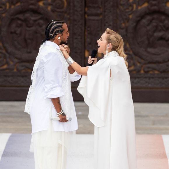 La chanteuse confie que Slimane a transformé sa manière d’écrire : un style plus simple, plus direct, plus contemporain.

Slimane et Lara Fabian en showcase à la Basilique de Saint-Denis lors des Jeux Olympiques de Paris2024 (JO), le 26 juillet 2024.

© Jeremy Melloul - Jack Tribeca /Bestimage