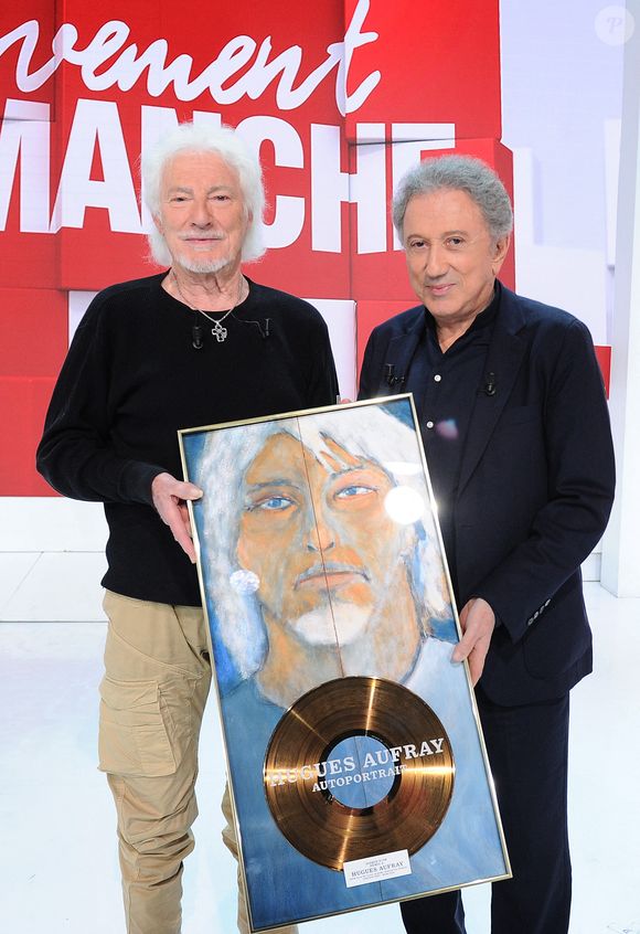 Exclusif - Michel Drucker remet un disque d'or à Hugues Aufray - Enregistrement de l'émission "Vivement Dimanche" présentée par M.Drucker et diffusée le 24 avril sur France 2. Le 15 avril 2022
© Guillaume Gaffiot / Bestimage