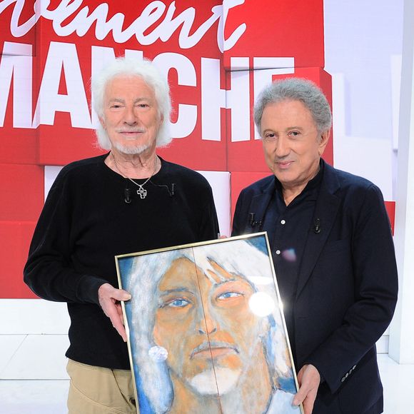 Exclusif - Michel Drucker remet un disque d'or à Hugues Aufray - Enregistrement de l'émission "Vivement Dimanche" présentée par M.Drucker et diffusée le 24 avril sur France 2. Le 15 avril 2022
© Guillaume Gaffiot / Bestimage