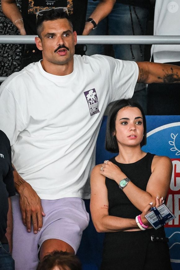 Le nageur est en couple depuis près d’un an avec Lola Dumenil

Florent Manaudou et sa nouvelle compagne Lola Dumenil dans les tribunes lors des Championnats de France de natation à Chartres le 18 Juin 2024. © Matthieu Mirville/Bestimage