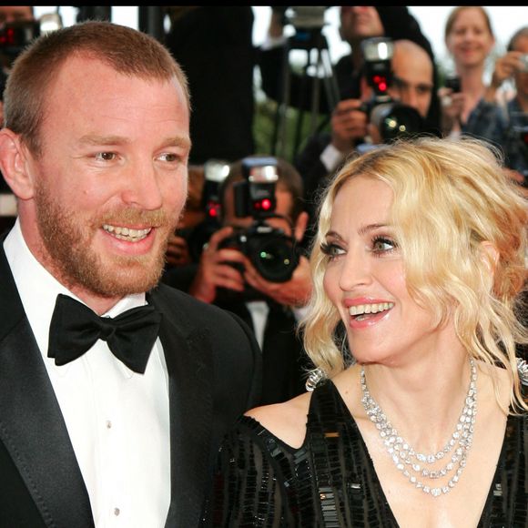 Madonna pose aux côtés de son ex-mari Guy Ritchie, une première depuis 18 ans !

Guy Ritchie et Madonna à la montée des marches du film "Che" lors du 61e Festival de Cannes.

Photo : Bestimage