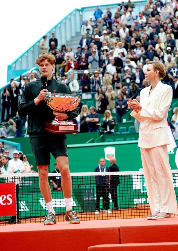 Ce complexe monégasque cinq étoiles accueille les joueurs dans des conditions exceptionnelles.

 Jannik Sinner, La princesse Charlène de Monaco lors de la finale du Rolex Monte-Carlo Masters au Monte-Carlo Country Club de Monaco le 12 avril 2026.

© Claudia Albuquerque / Bestimage