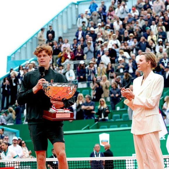 Ce complexe monégasque cinq étoiles accueille les joueurs dans des conditions exceptionnelles.

 Jannik Sinner, La princesse Charlène de Monaco lors de la finale du Rolex Monte-Carlo Masters au Monte-Carlo Country Club de Monaco le 12 avril 2026.

© Claudia Albuquerque / Bestimage