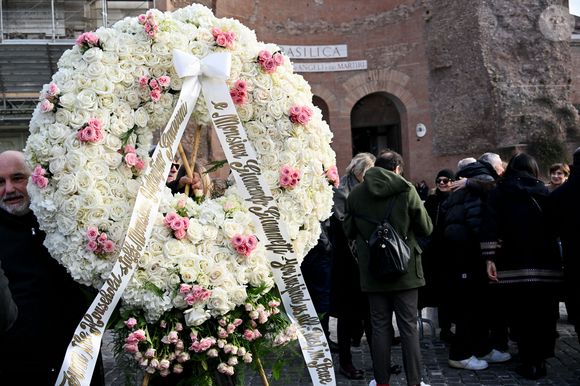 La cérémonie a eu lieu à la Basilique Sainte‑Marie des Anges et des Martyrs.

Rome, Italie : Rome, décès de Valentino Garavani - Funérailles dans la Basilique Santa Maria degli Angeli e dei Martiri - Sur la photo : préparatifs (Crédit Image : © Maurizio D'Avanzo/IPA via ZUMA Press)
