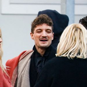 Niels Schneider et sa compagne Virginie Efira - Arrivées au défilé Lacoste mode femme automne / hiver 2024-2025 au stade Roland-Garros lors de la Fashion Week de Paris (PFW), à Paris, France, le 5 mars 2024. © Christophe Clovis/Bestimage