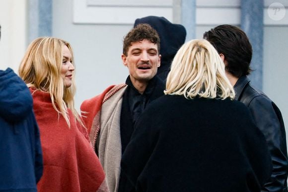 Niels Schneider et sa compagne Virginie Efira - Arrivées au défilé Lacoste mode femme automne / hiver 2024-2025 au stade Roland-Garros lors de la Fashion Week de Paris (PFW), à Paris, France, le 5 mars 2024. © Christophe Clovis/Bestimage