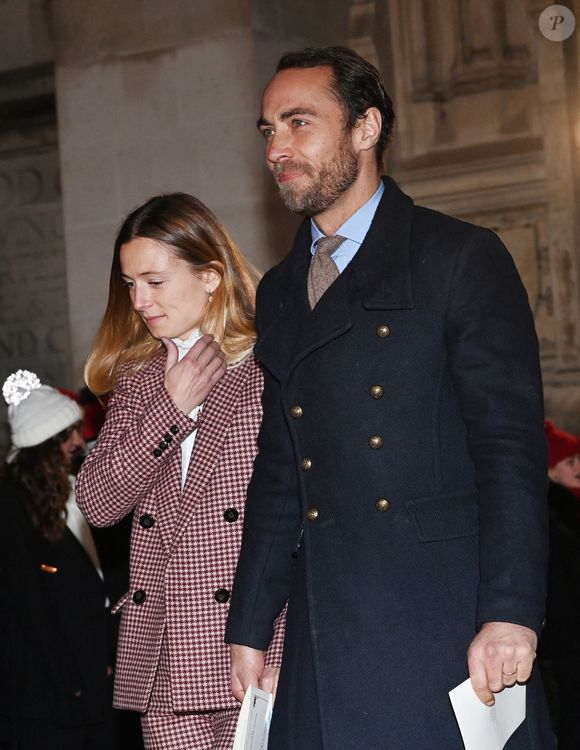 James Middleton et Alizee Thevenet ne partagent que de rares images de leur vie de famille. 

 Des membres de la famille royale assistent à la cérémonie de chants de Noël à l'abbaye de Westminster. © Splash News/ABACA