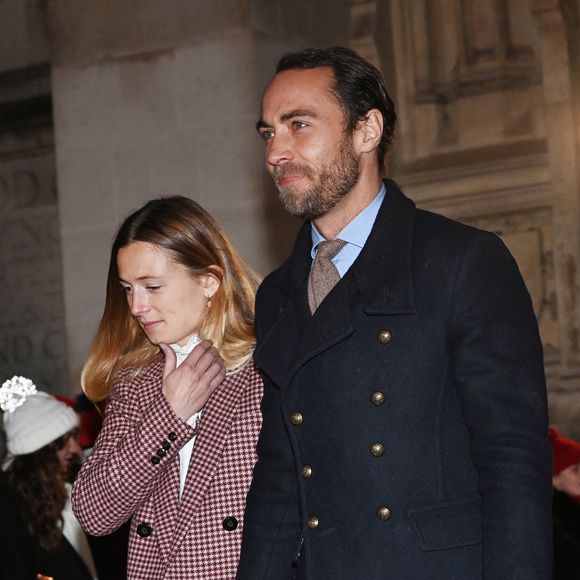 James Middleton et Alizee Thevenet ne partagent que de rares images de leur vie de famille. 

 Des membres de la famille royale assistent à la cérémonie de chants de Noël à l'abbaye de Westminster. © Splash News/ABACA