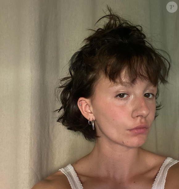 Elle est brune, a les cheveux courts et affiche les mêmes traits de visage que Cyprien.

Jeanne, la sœur de Cyprien, champion des "12 Coups de midi", sur TF1.