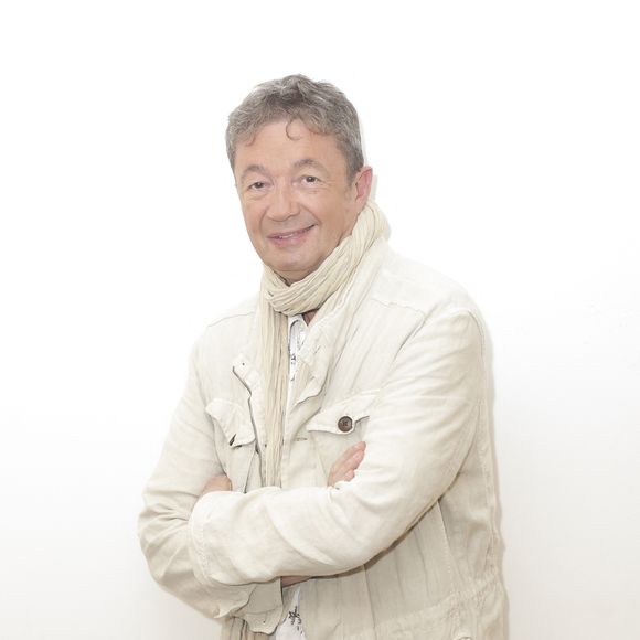 Il la considère comme sa soeur
Exclusif - Frédéric Bouraly en backstage de l'émission TPMP People enregistrée le 1er juin, présentée par B.Montiel et diffusée le 03 juin sur C8 à Paris, France, le 1er juin 2023. © Jack Tribeca/Bestimage