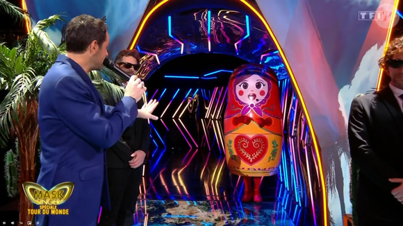 Comme Baby Come Back, Everybody, Je te donne (reprise de Jean-Jacques Goldman), Everlasting Love, I Was Born to Love You, Quand je rêve de toi ou encore Je serai là.


Les poupées russes dans Mask Singer 9, prime du 22 mai - capture d'écran TF1