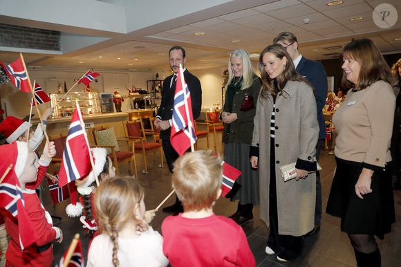 Le prince Haakon de Norvège, la princesse Mette Marit de Norvège, la princesse Ingrid Alexandra de Norvège, le prince Sverre Magnus de Norvège, en visite dans une maison de retraite à Oslo le 17 décembre 2025.

Action Press / Bestimage