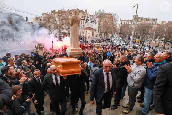 Ses admirateurs ont même lancé des fumigènes

Le cercueil au milieu des supporters de l'Olympique Marseille (OM) arrive à l'église - Obsèques de Rolland Courbis en l'église des Réformés à Marseille, France, le 17 janvier 2026. © Franz Chavaroche/Bestimage