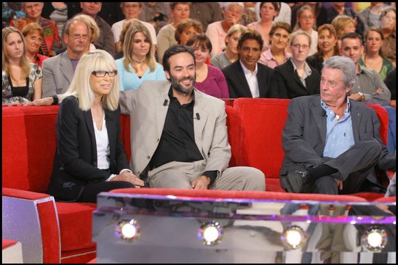 Alain Delon, Mireille Darc et Anthony Delon sur le plateau de "Vivement dimanche" le 24 septembre 2008. © Guillaume Gaffiot/bestimage