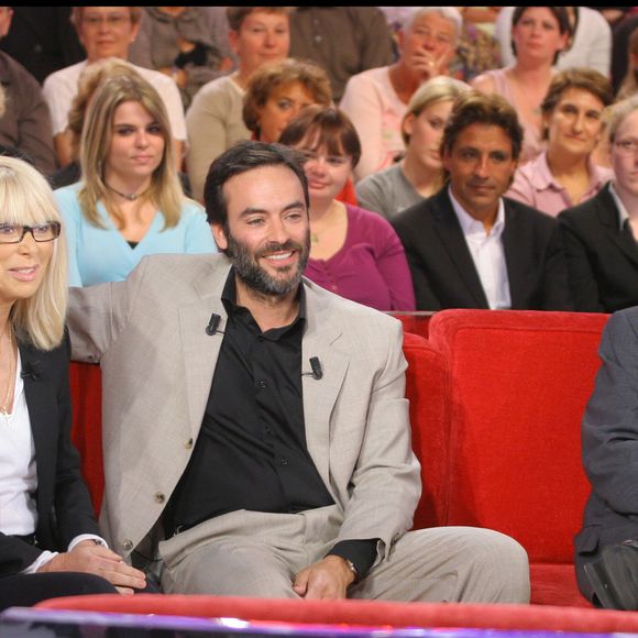 Alain Delon, Mireille Darc et Anthony Delon sur le plateau de "Vivement dimanche" le 24 septembre 2008. © Guillaume Gaffiot/bestimage