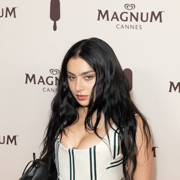 Charli XCX et Lucky Love ont mis le feu à la soirée Magnum à Cannes.

Charli XCX au photocall de la Plage Magnum lors du 78eme Festival de Cannes.

Photo : Jeremy Melloul / Bestimage