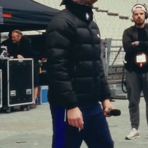 Capture d'écran de Jul dans sa vidéo promotionnelle sur Instagram, portant les fameuses claquettes-chaussettes