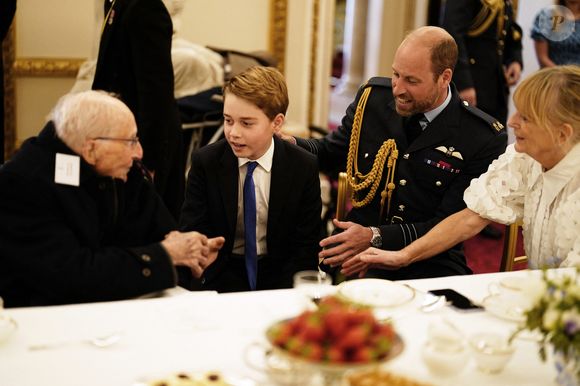 Le prince George de Galles, et le prince William, prince de Galles, - Les membres de la famille royale britannique assistent à la célébration du 80ème anniversaire de la fin de la Seconde guerre mondiale (VE80 Tea Party) au palais de Buckingham, à Londres, au Royaume-Uni, le 5 mai 2025. © Jordan Pettitt/WPA-Pool/Bestimage