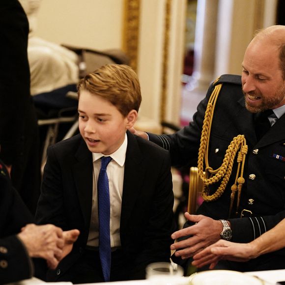 Le prince George de Galles, et le prince William, prince de Galles, - Les membres de la famille royale britannique assistent à la célébration du 80ème anniversaire de la fin de la Seconde guerre mondiale (VE80 Tea Party) au palais de Buckingham, à Londres, au Royaume-Uni, le 5 mai 2025. © Jordan Pettitt/WPA-Pool/Bestimage