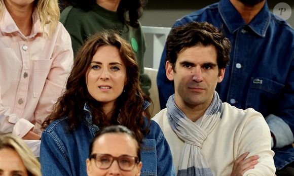 Charlotte Dhenaux et son compagnon dans les tribunes lors de la session du soir des Internationaux de France de Tennis de Roland Garros 2025, à Paris, France, le 4 juin 2025. © Jacovides-Moreau/Bestimage