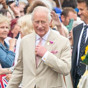 Le roi Charles III d'Angleterre et Camilla Parker Bowles, reine consort d'Angleterre, rencontrent le public à Newmarket, Royaume Uni, le 22 juillet 2025, lors de leur visite du National Stud et des salles du Jockey Club. © Tayfun Salci/ZUMA Press Wire / BestimageBestimage