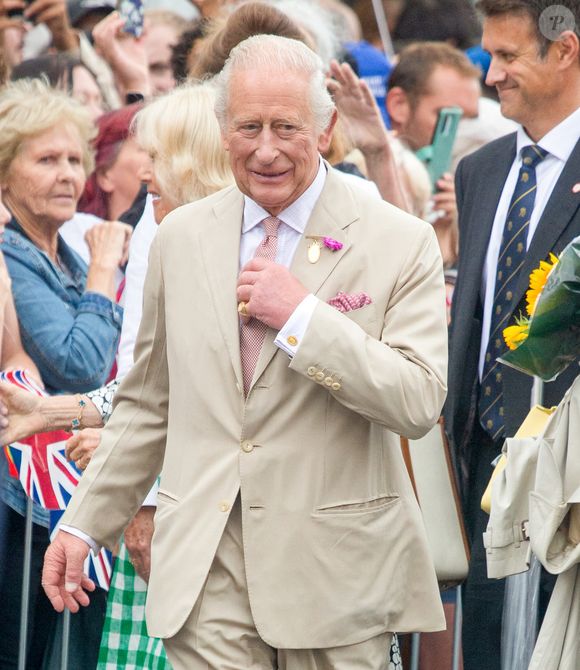 Le roi Charles III d'Angleterre et Camilla Parker Bowles, reine consort d'Angleterre, rencontrent le public à Newmarket, Royaume Uni, le 22 juillet 2025, lors de leur visite du National Stud et des salles du Jockey Club. © Tayfun Salci/ZUMA Press Wire / BestimageBestimage