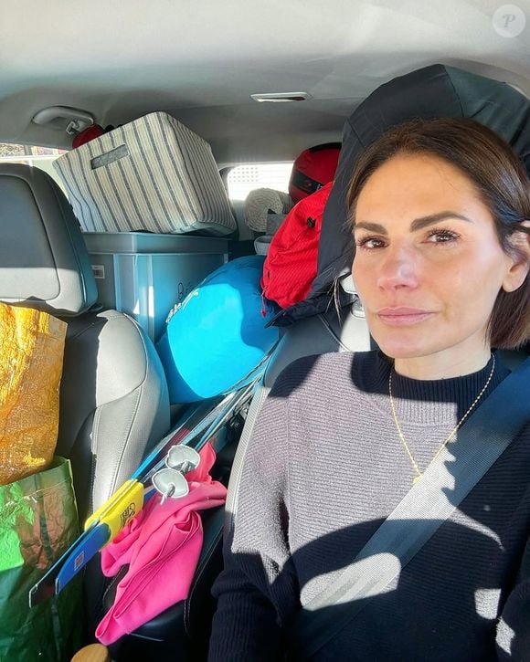 Assise dans une voiture chargée de valises, les yeux embués de larmes, elle a écrit : "Le premier jour du reste de ma vie. Peut-être qu’il faut accepter de toucher le fond pour renaître et retrouver la lumière."

Instagram @laetitiableger