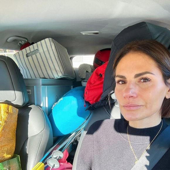 Assise dans une voiture chargée de valises, les yeux embués de larmes, elle a écrit : "Le premier jour du reste de ma vie. Peut-être qu’il faut accepter de toucher le fond pour renaître et retrouver la lumière."

Instagram @laetitiableger