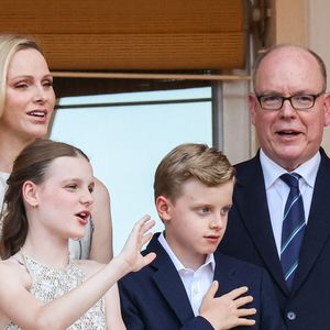 Le prince Albert II de Monaco, la princesse Charlène de Monaco, le prince héréditaire Jacques de Monaco, marquis des Baux, la princesse Gabriella de Monaco, comtesse de Carladès au balcon du Palais princier lors de la célébration de la fête de la Saint Jean sur la Place du Palais princier de Monaco, le 23 juin 2026. La Saint Jean est à l'origine une fête païenne puis chrétienne. Pour les païens, c'était une fête qui célébrait les moissons. Une fois christianisée, cette fête est devenue celle du solstice d'été et donc la fête de la lumière. © Claudia Albuquerque/Bestimage