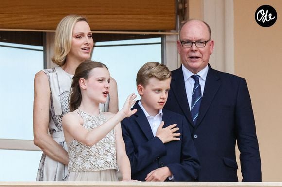 Le prince Albert II de Monaco, la princesse Charlène de Monaco, le prince héréditaire Jacques de Monaco, marquis des Baux, la princesse Gabriella de Monaco, comtesse de Carladès au balcon du Palais princier lors de la célébration de la fête de la Saint Jean sur la Place du Palais princier de Monaco, le 23 juin 2026. La Saint Jean est à l'origine une fête païenne puis chrétienne. Pour les païens, c'était une fête qui célébrait les moissons. Une fois christianisée, cette fête est devenue celle du solstice d'été et donc la fête de la lumière. © Claudia Albuquerque/Bestimage