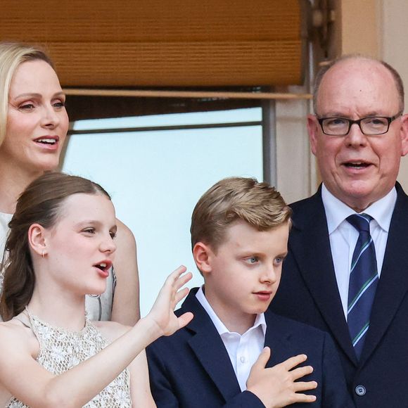 Le prince Albert II de Monaco, la princesse Charlène de Monaco, le prince héréditaire Jacques de Monaco, marquis des Baux, la princesse Gabriella de Monaco, comtesse de Carladès au balcon du Palais princier lors de la célébration de la fête de la Saint Jean sur la Place du Palais princier de Monaco, le 23 juin 2026. La Saint Jean est à l'origine une fête païenne puis chrétienne. Pour les païens, c'était une fête qui célébrait les moissons. Une fois christianisée, cette fête est devenue celle du solstice d'été et donc la fête de la lumière. © Claudia Albuquerque/Bestimage