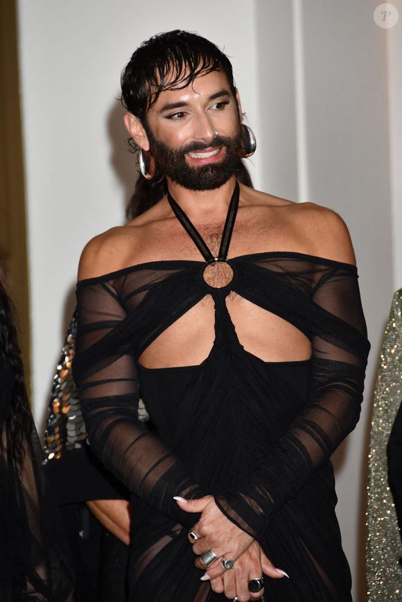 Il explique vouloir se concentrer sur de nouveaux projets professionnels 

Tom Neuwirth (Conchita Wurst) - Photocall de la première du spectacle "Falling in love" au théâtre Friedrichstadt Palast à Berlin. Le 11 octobre 2023
© Action Press / Bestimage