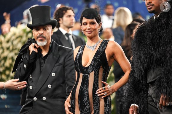 Lundi 5 mai 2025, d'innombrables personnalités influentes ont foulé les marches du Met Gala 2025 orchestré à New York... Et certaines stars n'ont pas fait l'unanimité auprès des internautes avec leur allure... A l'instar de l'actrice Halle Berry.

Halle Berry au Met Gala Celebrating Superfine : Tailoring Black Style au Metropolitan Museum of Art à New York. 05 mai 2025. (Backgrid USA / Bestimage)