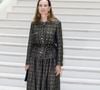 Carole Bouquet, fidèle à la maison, a opté pour une silhouette noire et or, marquant des retrouvailles discrètes avec son ex-belle-fille.
Carole Bouquet au défilé Chanel 2 "Collection Haute Couture Automne/Hiver 2025-2026" lors de la Fashion Week de Paris, le 8 juillet 2025.
© Olivier Borde / Bestimage