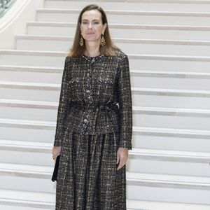Carole Bouquet, fidèle à la maison, a opté pour une silhouette noire et or, marquant des retrouvailles discrètes avec son ex-belle-fille. 

Carole Bouquet au défilé Chanel 2 "Collection Haute Couture Automne/Hiver 2025-2026" lors de la Fashion Week de Paris, le 8 juillet 2025.

© Olivier Borde / Bestimage
